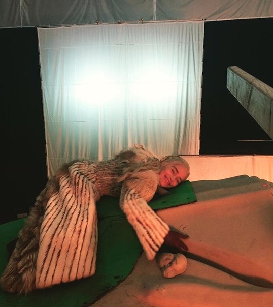 Актёры из «Игры престолов» поделились яркими кадрами со съёмочной площадки! Теперь знаем, каково это — летать на драконе и дружить с Королём Ночи.