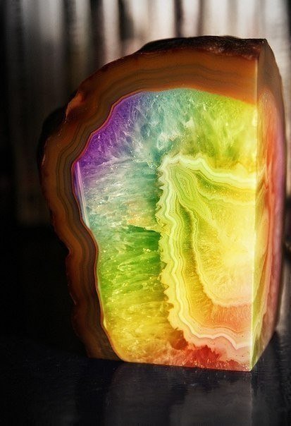 Радужный минерал.