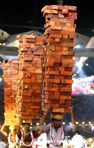 Трaнспортировкa кирпичей в Индии