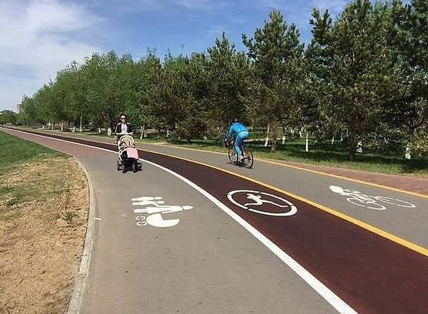 Отличное решение в астанинском велопарке, чтобы никто не возмущался
