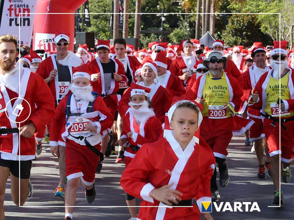 Доставить подарки в срок — тоже своего рода спорт! Поэтому и собираются Санты, чтобы выяснить, кто быстрее. Рекорд принадлежит Брайану Лангу, который в 2015 году преодолел марафонскую дистанцию за 2 часа 54 минуты и 2 секунды, одетый в костюм Санты!