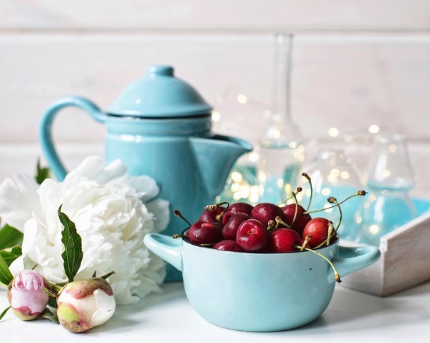 Красивый фрукты + красивые цветы + красивая посуда = волшебной красоты фотография!