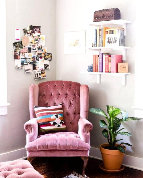 Как же нам нравится, что мода на такую мебель — вечна! И сейчас не обязательно создавать интерьер полностью в таком стиле, винтажные предметы здорово соседствует с другими, придавая общей картине шик.