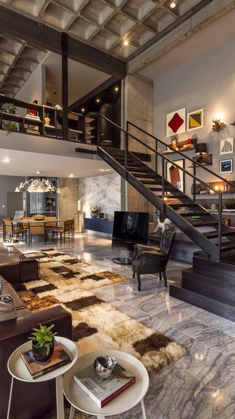 Loft в переводе с англ. – это чердак или верхний этаж склада. Стиль лофт зародился в 40-х годах ХХ века, когда заброшенные мануфактуры в фабричном районе Манхэттена (Нью-Йорк) начали использовать в качестве рабочих и жилых помещений. Элементы индустриального антуража (трубы, грубые кирпичные или окрашенные стены) оставляли в первозданном виде — это придавало интерьеру необычность. Со временем «промышленный» дизайн помещения начали использовать в обычных квартирах. Так и зародился стиль лофт. Лофт – это сочетание старого (кирпичные, отштукатуренные или крашеные стены, дощатый пол) и нового (стекло, металл, ультрасовременная бытовая техника). При разумном подходе лофт может прижиться и в городской квартире с открытой планировкой, и в компактном загородном доме.