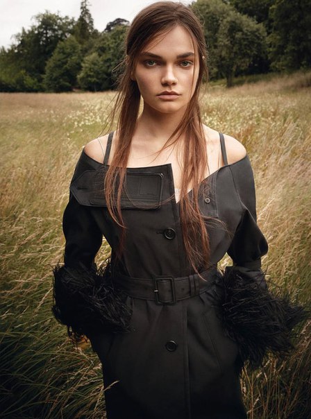 Harper’s Bazaar UK December 2017 Johanna Defant & Caitie Greene by Michelangelo di Battista