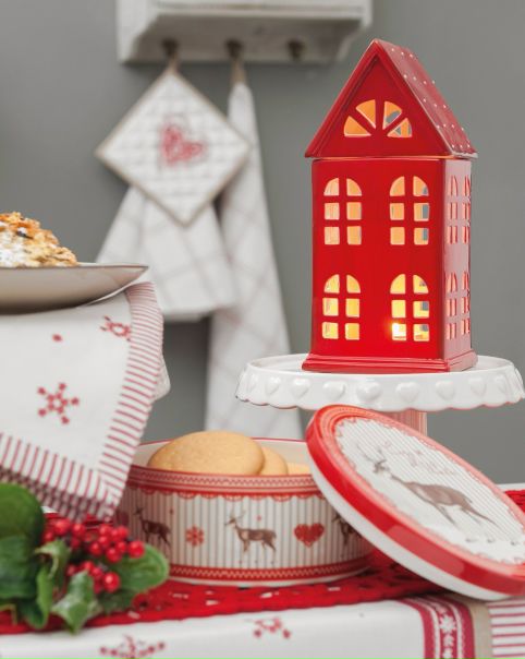 Яркие аксессуары всегда создают ощущение праздника!!! Тем более они незаменимы, если этот праздник - приближающийся Новый Год)) Создавайте волшебную атмосферу с невероятными подсвечниками-домиками. Пусть это будет символом вашего домашнего очага)