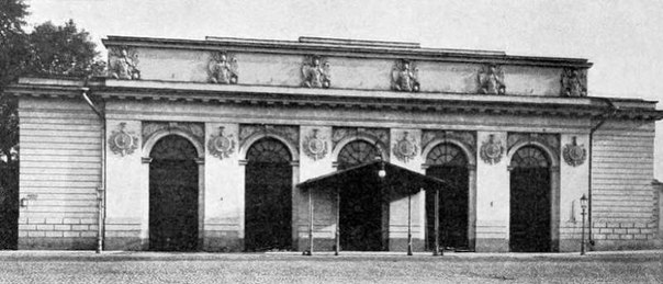 Друзья! Уже совсем скоро, в Санкт-Петербурге состоится одно из самых ожидаемых в году событий коллекционного мира. С 21 по 24 сентября 2017 года свои двери распахнет II Петербургский Антикварный Салон. Он состоится в историческом центре Петербурга - в Михайловском манеже. Это здание с исторически сложившейся традицией проведения выставок, еще со времен императорских обществ здесь проводились выставки, которые посещали и представители рода Романовых. В этом старинном здании всего на четыре дня наступит атмосфера мира прекрасных предметов, несущих историю ушедших эпох. Участники из разных городов России и зарубежья, представят свои экспозиции антикварных предметов, изучая которые испытываешь восторг и удивление. Живопись, предметы декоративно - прикладного искусства, предметы старинного быта и интерьера, украшения разных эпох, столовая и церковная утварь, антикварная мебель, люстры и ковры, - вот небольшой список того, что вы можете увидеть и приобрести на Салоне. Всего один раз в год в городе на Неве происходит событие такого масштаба, посетив которое вы погрузитесь в мир прекрасного. Среди участников Салона множество экспертов и профессионалов, представителей династий. Это люди, жизнь которых неотъемлемо связана с предметами их экспозиций. Задолго до открытия каждый готовится тщательным образом, прикладывая свои усилия и знания, дабы предоставить вашему вниманию самые прекрасные вещи своих коллекций. Отрадно слышать отзывы среди представителей и партнеров нашего коллекционного проекта о прошедших ранее мероприятиях, отмечающие высокую организацию столь масштабного события. А также отзывчивость организаторов и их стремление к максимальному комфорту для всех без исключения. С недавних пор, у столь значимого события в антикварном сообществе, появилась своя группа в Фейсбук, объединяющая ценителей на расстоянии. Где в периоды ожидания очередного мероприятия, происходят обсуждения и представление предметов, можно получить помощь в атрибуции и оценке. В этом виртуальном сообществе вы узнаете о новостях планируемых мероприятий и о прошедших Салонах, сможете задать любые уточняющие вопросы организаторам и услышать отзывы. Дружелюбная и впечатляющая атмосфера Салона, отражена в их группе и распространяется через посты о старинных предметах, через интересные и познавательные статьи, с помощью общения в обществе людей имеющих общие интересы. 