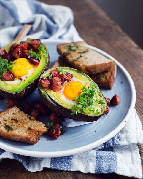 Делимся рецептом полезного и оооочень вкусного завтрака, основной ингредиент которого — яйца! Сохраняйте, чтобы не потерять ;)