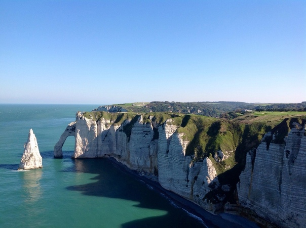 Крохотный городок Этрета (tretat) в Нормандии, Франция. Те самые алебастровые скалы на побережье Ла-Манша, вдохновившие Клода Моне на целую серию полотен!