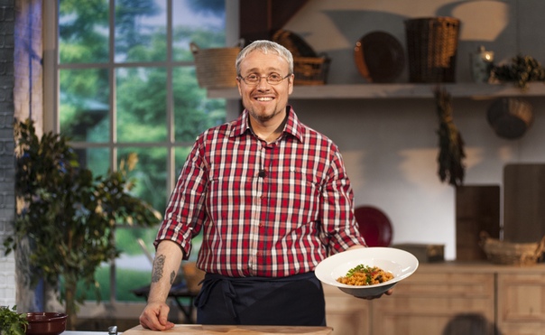 ...А теперь великолепный Джанни Тицци покажет почтеннейшей публике, как готовят классическую итальянскую пасту!  В репертуаре не только блюда из сухой пасты, но и из пасты фреска — её синьор Тицци делает сам, сможете понаблюдать за процессом во всех подробностях. Комментарии мастера тоже не будут лишними, ведь он рассказывает не только о технологиях приготовления, но и о типичных ошибках, которые допускают не итальянские кулинары. Скажем, классическая паста карбонара готовится без сливок — вы как, в курсе Даже если в курсе, то всё равно смотрите, учитесь и наслаждайтесь тем, что получится!