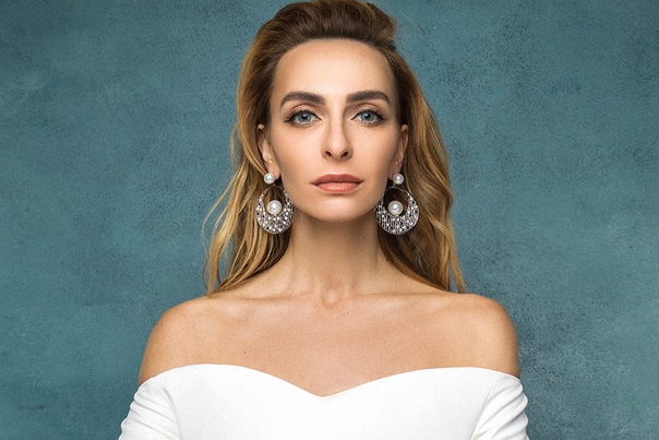 Екатерина Варнава примеряет особенные украшения Exclaim