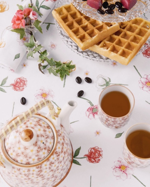 Как вам нравится больше — яркая скатерть и неброская посуда или нейтральная скатерть и яркая, разноцветная посуда 