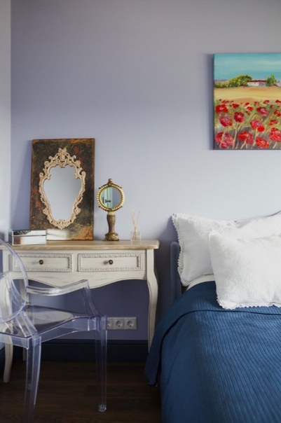 Маленькое зеркало в интерьере является, в первую очередь, декоративным элементом. Множество одинаковых отражающих частей разной или одинаковой геометрической формы усилят освещение комнаты и наполнят помещение неповторимой атмосферой уюта. 