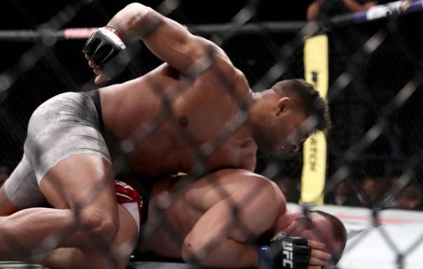 Боец Оверим всерьез взялся за россиян. В ноябре нокаутировал Павловича, а на турнире UFC, который прошел в Петербурге, одолел Олейника в первом же раунде. А теперь ждет тяжеловеса Волкова: «Надо сначала побиться с ним, а потом думать о новых соперниках»