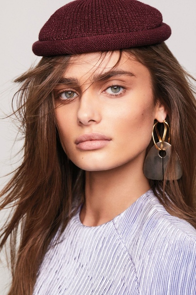 Taylor Hill – Vogue Turkey December 2018