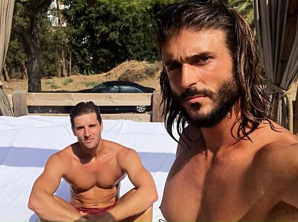  Смит (21) и его парень.