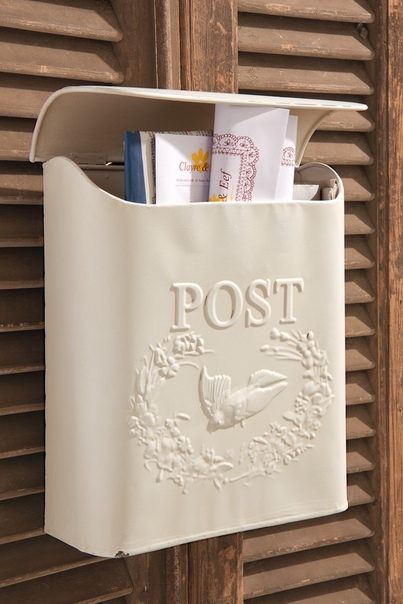 Американская писательница Лиз Карпентер говорила: “Как много мы потеряли, перестав писать письма!  Телефонный разговор нельзя перечитывать снова и снова.”  