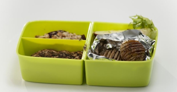 Курица в травах со свежим салатом и картофелем  Блюда для ланч-бокса