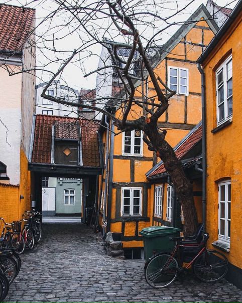Старинный дворик в датском Орхусе