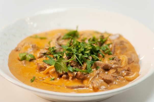 Блюдо «бефстроганов» не имеет национальных корней, но во всём мире известно как русское  По одной из легенд его придумали для графа Строганова. Блюдо простое, но есть один важный момент — соус. 