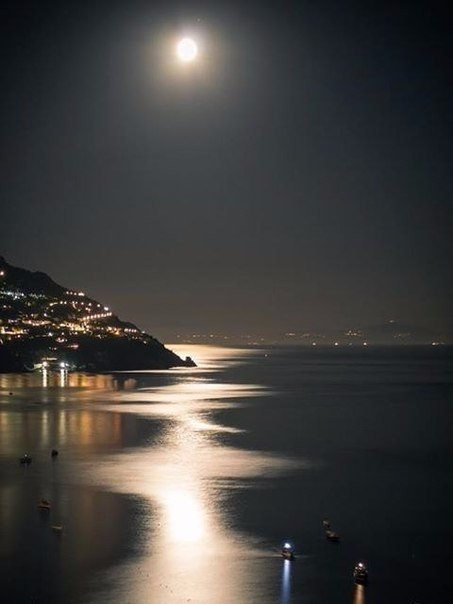 Солнце любит луну так сильно, что умирает каждую ночь чтобы позволить ей дышать...