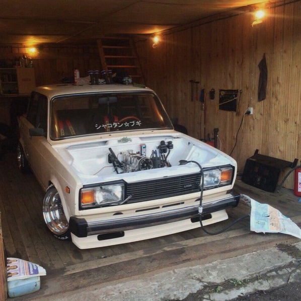 Обычный гapaж в итepe