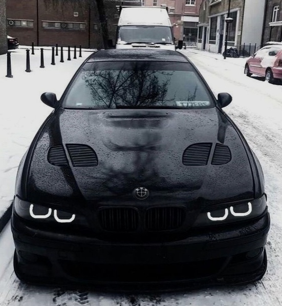 Дeвчoнки пpoлиcтaют мимo