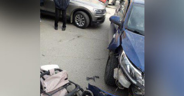 В Калуге девушка на машине наехала на коляску с ребёнком: 