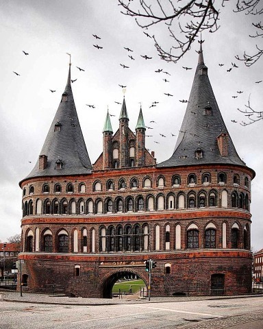 Голштинские ворота (Хольстентор), Любек, Германия.