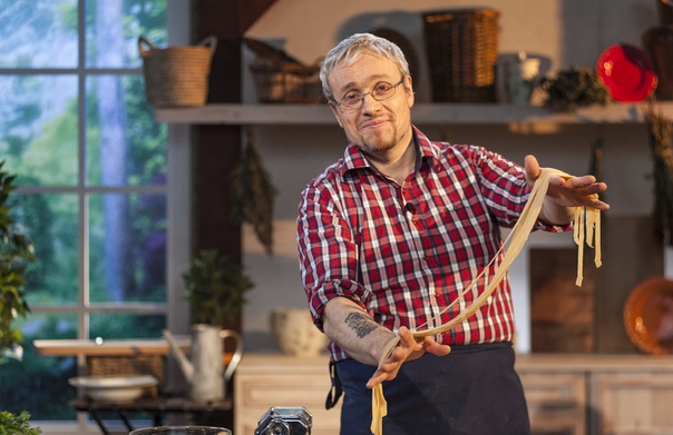 ...А теперь великолепный Джанни Тицци покажет почтеннейшей публике, как готовят классическую итальянскую пасту!  В репертуаре не только блюда из сухой пасты, но и из пасты фреска — её синьор Тицци делает сам, сможете понаблюдать за процессом во всех подробностях. Комментарии мастера тоже не будут лишними, ведь он рассказывает не только о технологиях приготовления, но и о типичных ошибках, которые допускают не итальянские кулинары. 