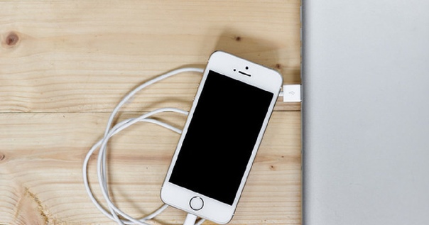 Женщина подала в суд на Apple из-за сломавшейся зарядки для iPhone. У неё есть все шансы отсудить у компании кругленькую сумму денег: 