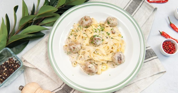 Тефтели, митболы, фрикадельки… Названий много, а суть одна!  Это очень простое, но невероятно вкусное блюдо, которое прекрасно впишется в любой рацион. Смотрите рецепт в записи программы «Дежурный по кухне» на сайте телеканала «Еда»: tveda.ru/video-recepty/dezhurnyy-po-kuhne/tefteli-iz-indeyki-s-talyatelle-v-slivochnom-souse/