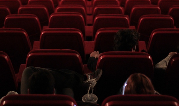 Кассиры и контролёры кинотеатра теперь вправе потребовать паспорта у посетителей: 