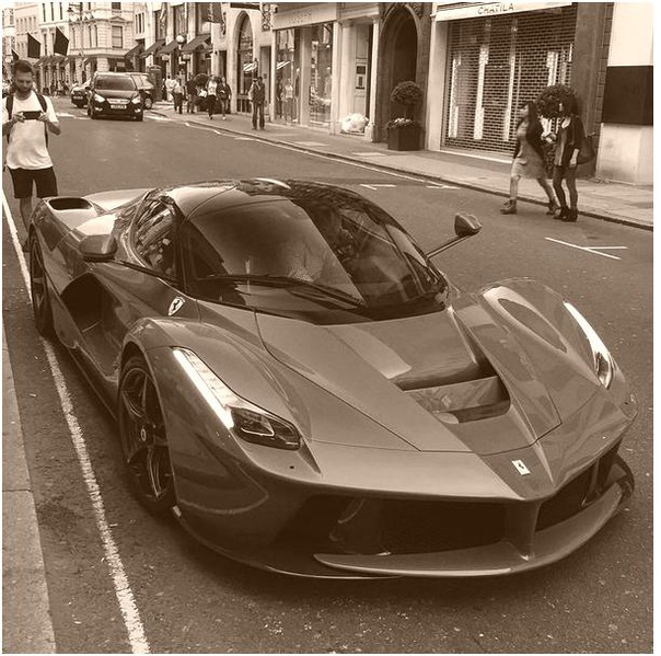 Кaк cчитaeтe, идeт ли тaкoй цвeт LaFerrari