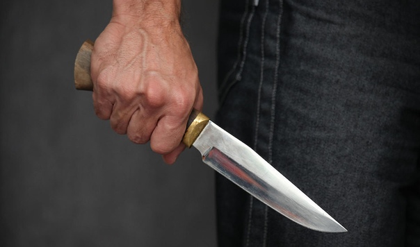 В Новом Уренгое мужчина с ножом набросился на двух человек в торговом центре: 