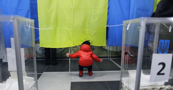 Обнародованы первые итоги украинских выборов. Страну ждёт второй тур. Журналист Игорь Мальцев — об уходе политического поколения: 