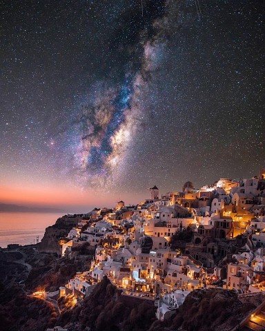 Млечный путь в небе над Санторини