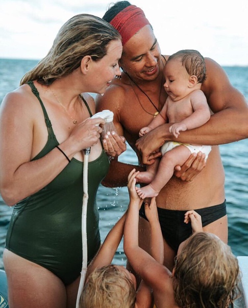 Нина Добрев со своими друзьями решила повторить серию снимков из Instagram.