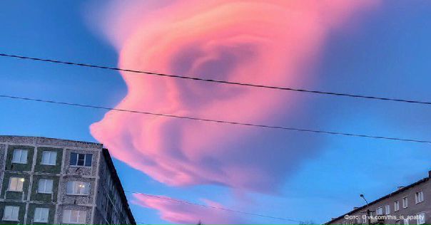 Жителей города Апатиты потрясло огромное розовое облако, зависшее в небе. Одни увидели в нём картину Дали, другие — героя фильма «Инопланетянин»: 