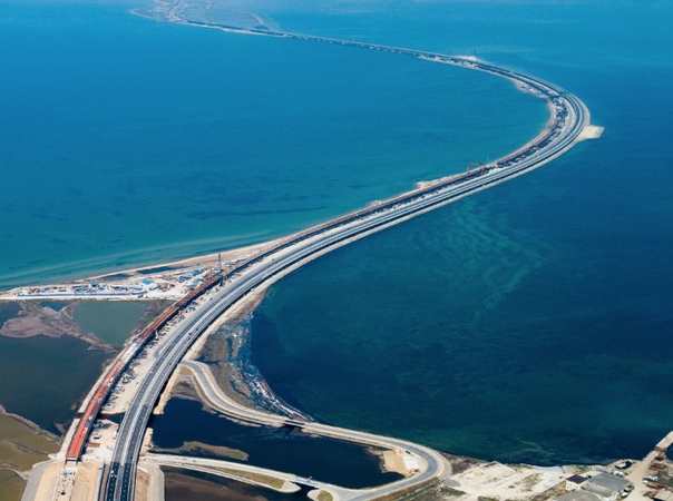 На Крымском мосту строители начали укладку рельсов со стороны Керчи: 