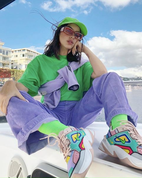 Попробуй сочетать лиловый с неоновыми оттенками зеленого 