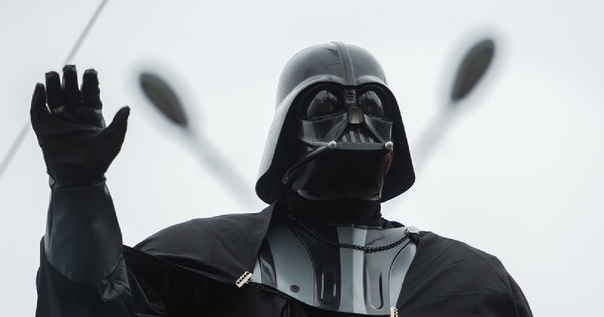 Владелец оригинального костюма Дарта Вейдера, изображавший героя на каждой премьере 