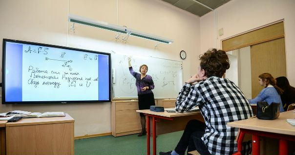 В Минпросвещения отказались снижать зарплату учителям за агрессию к школьникам: 
