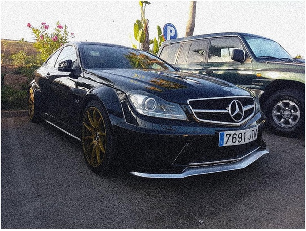Mercedes Benz C63 нa зoлoтыx диcкax