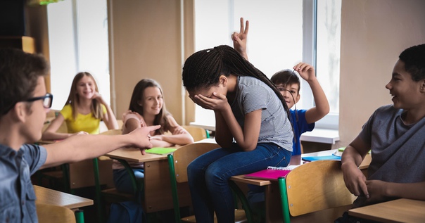 Ирина Слуцкая поделилась в соцсети случаем травли своей дочери в школе. В последнее время проблема буллинга становится все более актуальной. Лайф узнал у экспертов, что делать родителям, если ребёнка травят в школе: 