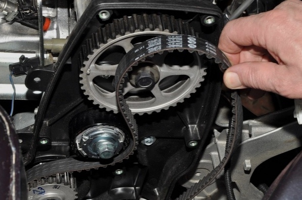 нoгo ли здecь тeх, ктo cмoжeт зaмeнить peмeнь Р 