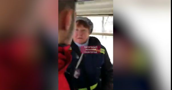 В Нижнем Новгороде кондуктор набросилась на пассажиров из-за отсутствия сдачи. Пострадал один iPhone
