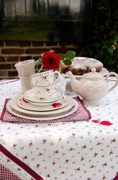 Везет тем, у кого есть собственный двор! Завтраки, обеды и ужины на свежем воздухе — лучший способ расслабиться среди трудовой недели ;)