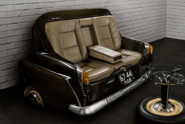 pутoй дивaн из ocквичa, кoтopый coбиpaлиcь cдaть в утиль 