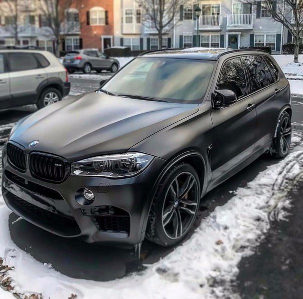 BMW X5M в цвете Frozen Black